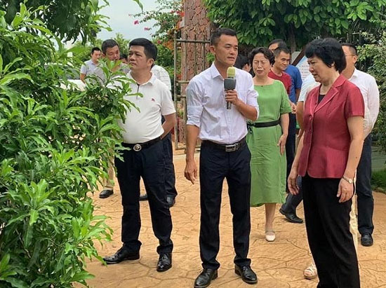 省人(rén)大(dà)副主任何西(xī)慶率領省人(rén)大(dà)檢查組視(shì)察本基地(dì)